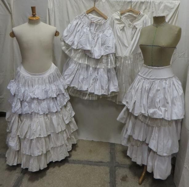 Quatre jupons de crin pour femme, style XVIIIe-XIXe.