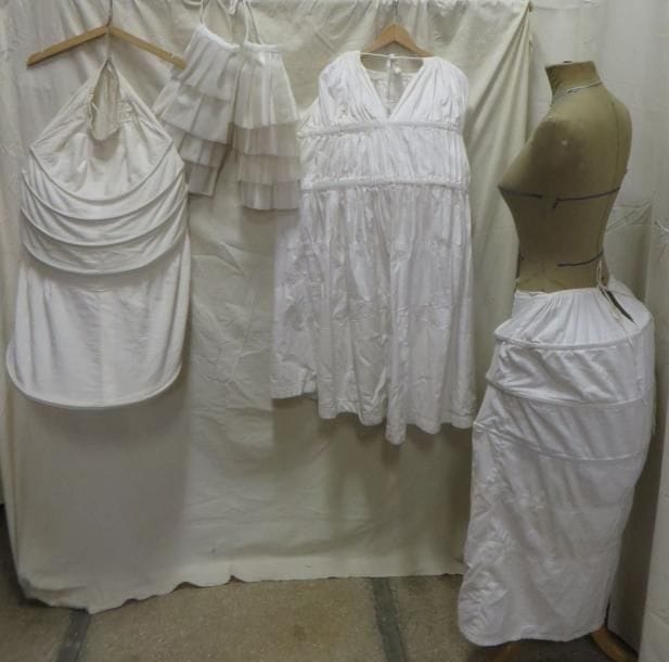 Trois jupons faux culs et deux faux culs pour femme, style XVIIIe-XIXe. Matières: coton et synthétique.