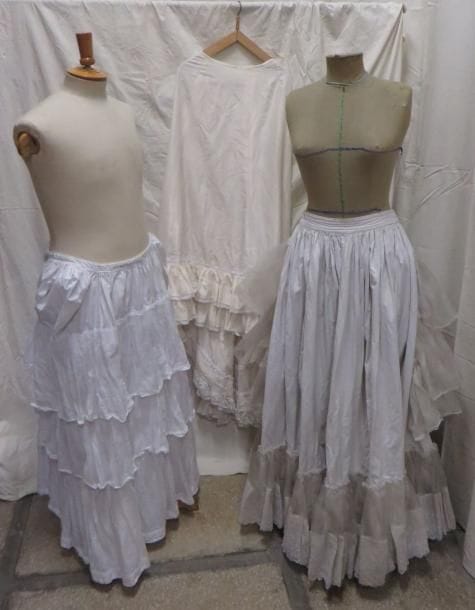 Trois jupons pour femme, style XVIIIe-XIXe. Matières: coton et soie.