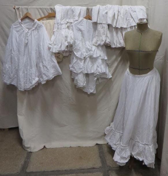 Six jupons simples pour femme, style XVIIIe-XIXe. Matières: coton et soie.