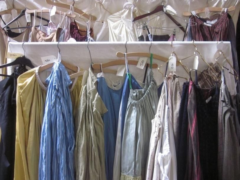 Fort lot de jupes pour femme, style XIXe-XXe. Matières: coton, lainage, satin, soie et synthétique et velours?