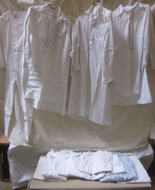Douze chemises de nuit pour homme, style XXe. Matières: coton et synthétique.