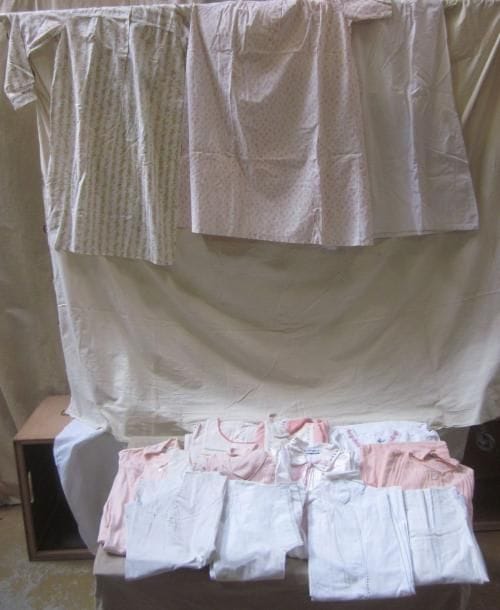 Une quinzaine de chemises de nuit pour femme, style XXe. Matières: coton et synthétique.