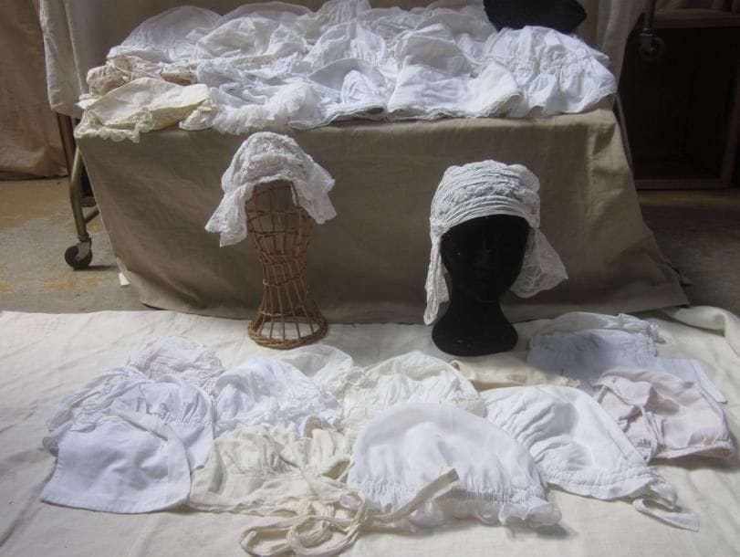 Une trentaine de bonnets/charlottes pour femme, style divers. Matières: coton et dentelle.