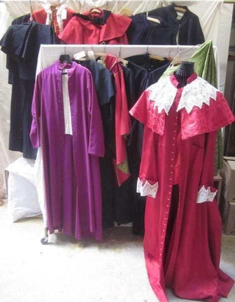 Une vingtaine de tenues religieuses pour homme dont soutanes, chapes, manteaux et divers. Matières: coton, damas, laine et synthétique?