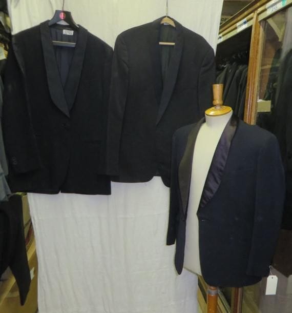 Une quinzaine de vestes bleues de smoking pour homme, style XXe.