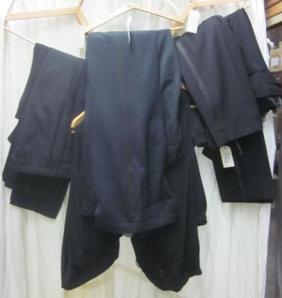 Une quinzaine de pantalons bleus de smoking pour homme, style XXe.