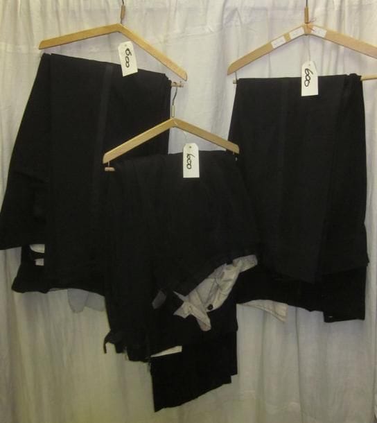 Une quinzaine de pantalons noirs de smoking pour homme, style XXe.