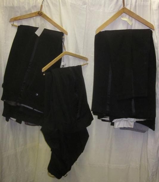 Une quinzaine de pantalons noirs de smoking pour homme, style XXe.