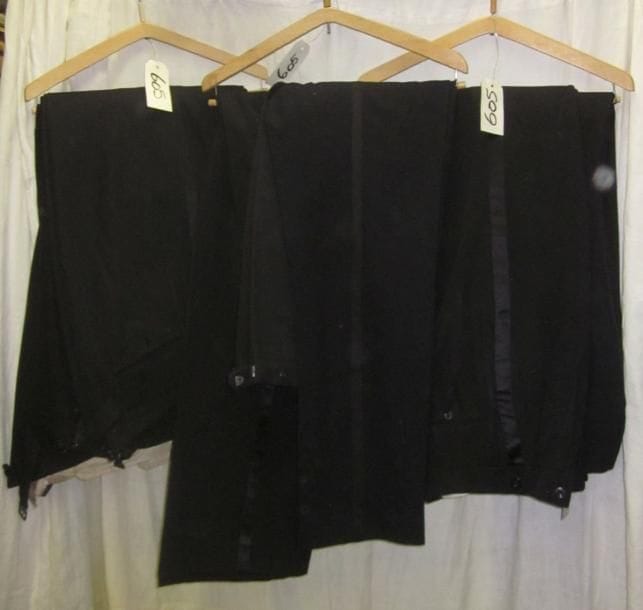 Une quinzaine de pantalons noirs de smoking pour homme, style XXe.