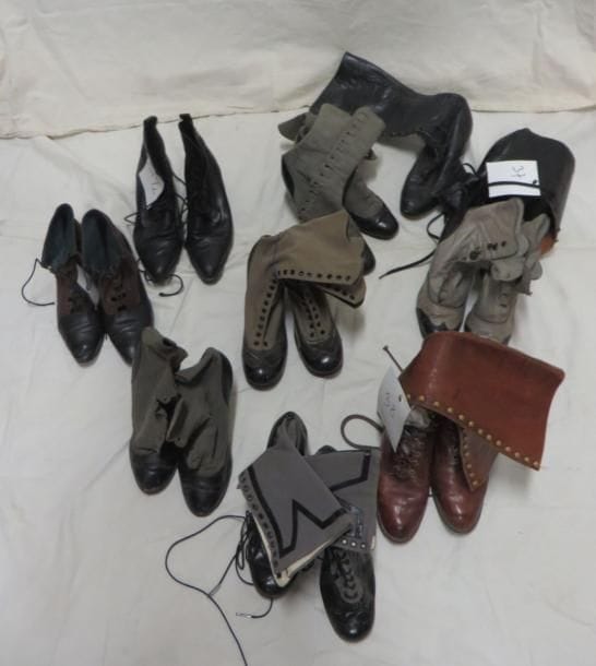 Neuf paires de bottines pour femme, style fin XIXe - début XXe. Matières: cuir et tissus.