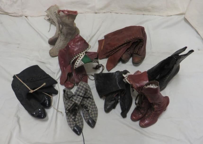 Huit paires de bottines pour femme, style fin XIXe - début XXe. Matières: cuir et tissus.