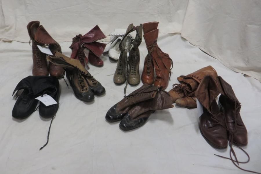 Dix paires de bottines pour femme, style fin XIXe - début XXe. Matières: cuir et tissus.