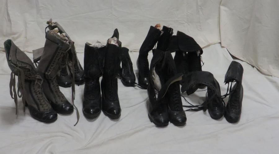 Huit paires de bottines pour femme, style fin XIXe - début XXe. Matières: cuir et tissus.