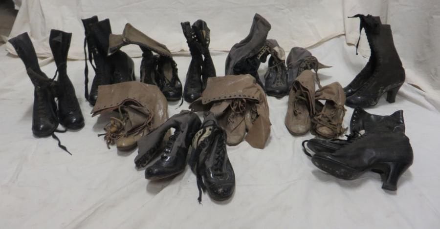 Douze paires de bottines pour femme, style fin XIXe - début XXe. Matières: cuir et tissus.