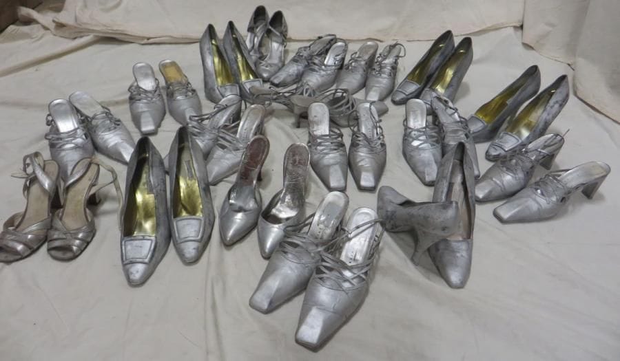 Seize paires de souliers argentés pour femme, style XXe. Matières: cuir.