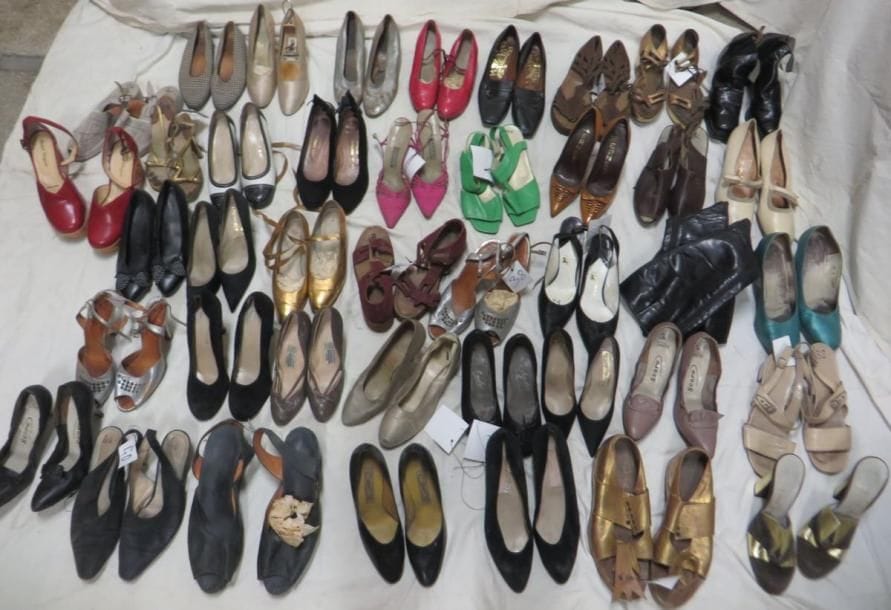 Une quarantaine de paires de souliers divers pour femme, style XXe. Matières: bois, cuir, satin et synthétique.