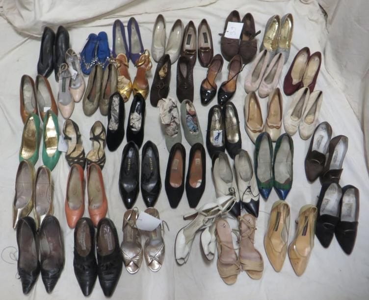 Environ trente-six paires de souliers divers pour femme, style XXe. Matières: bois, cuir, et synthétique?