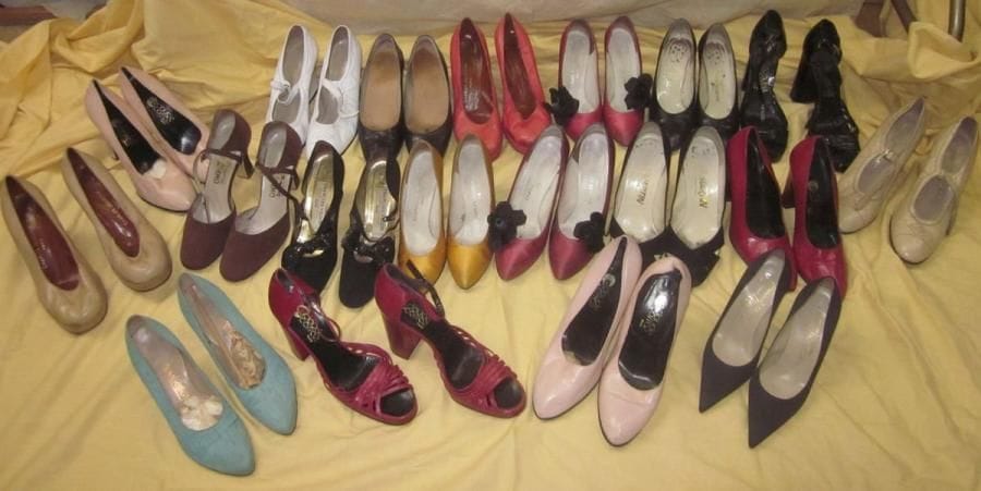 Environ dix-neuf paires d'escarpins divers en cuir pour femme, style XXe. Jourdan, Carraz?