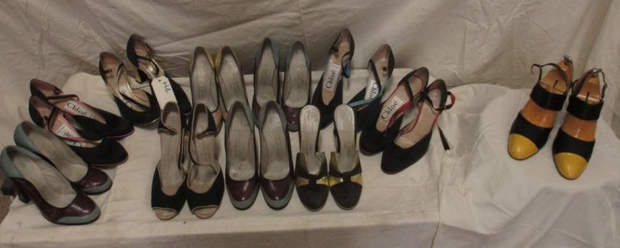 Onze paires d'escarpins divers pour femme dont Chloé, Karl Lagarfeld et Charles Leroux.