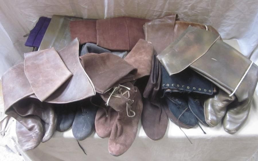 Onze paires de bottes ou bottines pour homme, style XVIIe-XVIIIe. Matière: cuir.