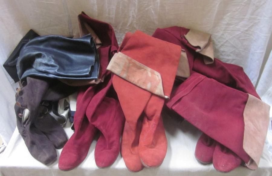 Neuf paires de bottes ou cuissardes pour homme, style XVIIe - XVIIIe. Matière: cuir.