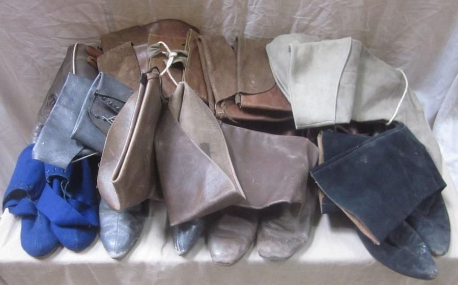 Neuf paires de bottes ou cuissardes pour homme, style XVIIe - XVIIIe. Matière: cuir.