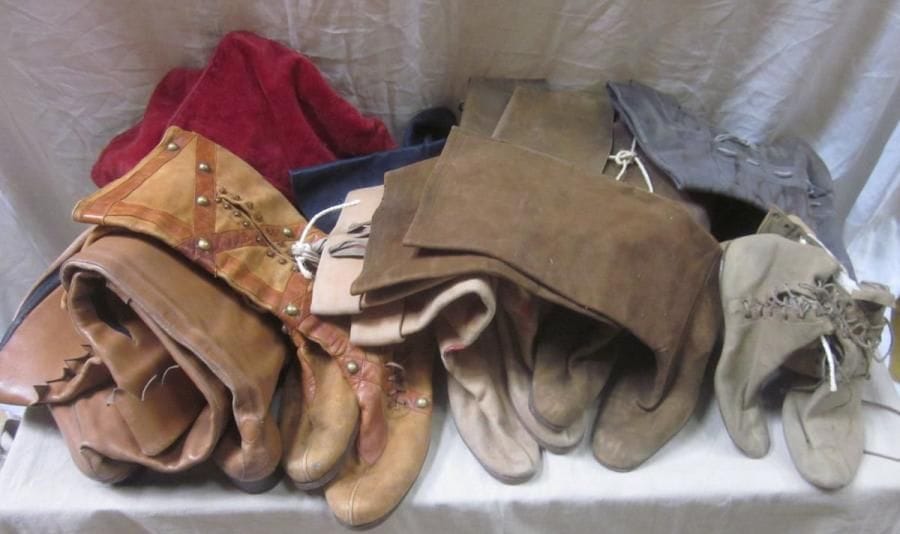 Onze paires de bottes ou cuissardes pour homme, style XVIIe - XVIIIe. Matière: cuir.