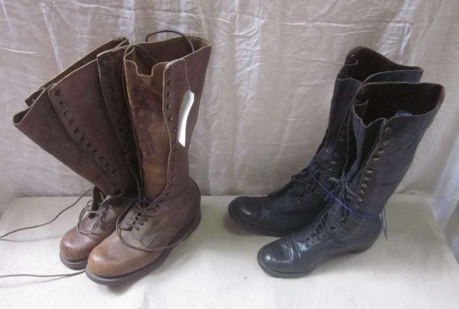 Deux paires de bottes d'aviation pour homme, style XXe. Matière: cuir.