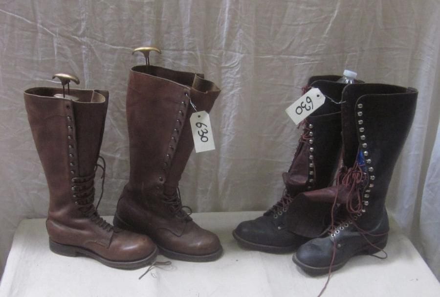 Deux paires de bottes d'aviation pour homme, style XXe. Matière: cuir.