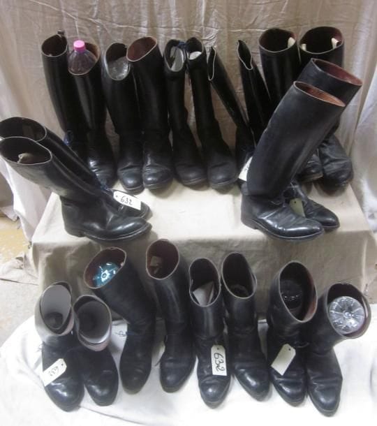 Onze paires de bottes pour homme, style XXe. Matière: cuir.