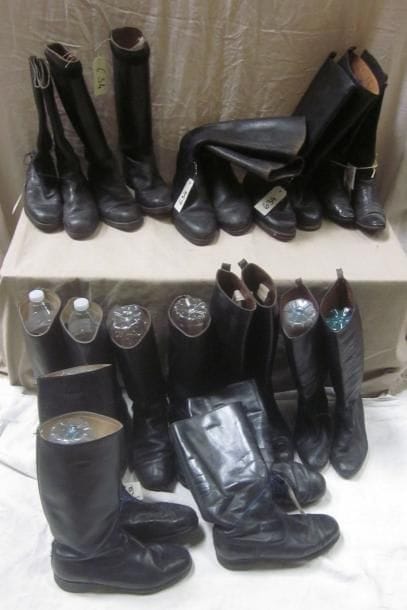 Onze paires de bottes pour homme, style XXe. Matière: cuir.