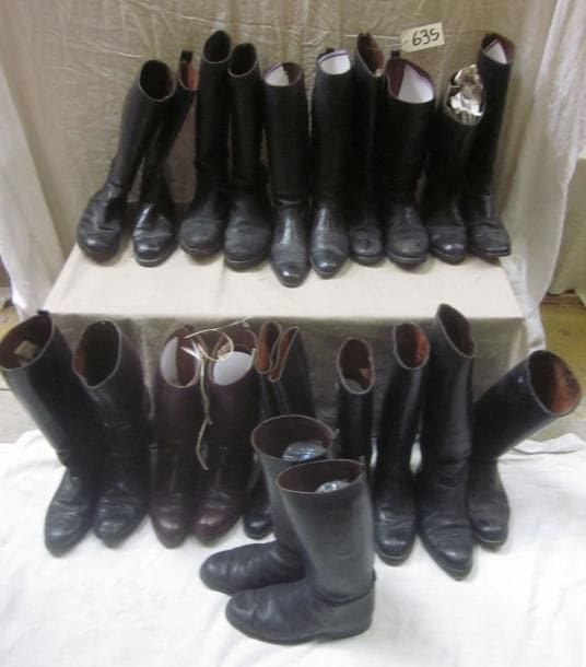 Onze paires de bottes pour homme, style XXe. Matière: cuir.