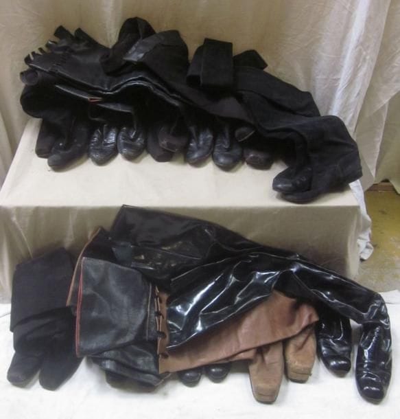 Une douzaine de paires de cuissardes pour homme, style XVIIIe. Matière: cuir.
