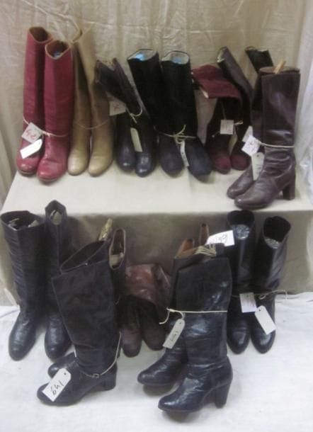 Quatorze paires de bottes pour femme, style XXe. Matière: cuir.