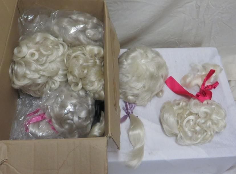 Onze perruques en synthétique pour femme, style Louis XV.