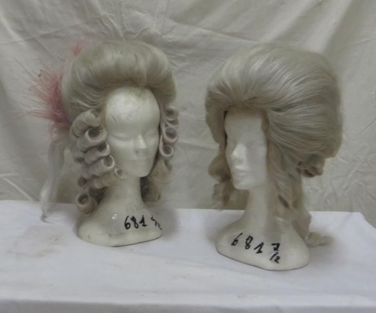 Deux perruques en synthétique pour femme, style Louis XVI.