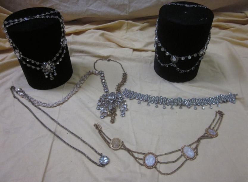 Sept colliers pour femme, style XVIIIe-XXe. Matières: métal et strass?