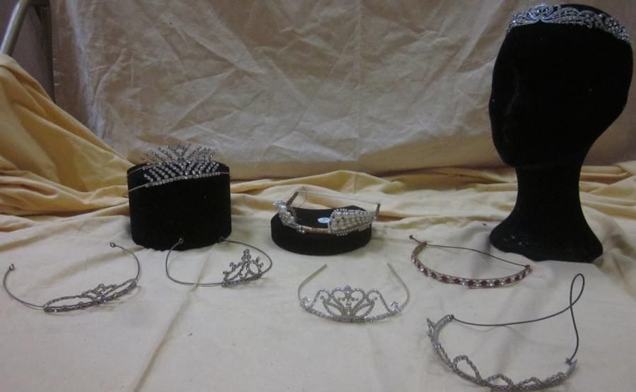 Dix tiares en strass ou perles pour femme, style XIXe-XXe. Matière: métal.