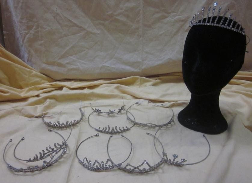 Dix tiares en strass pour femme, style XIXe-XXe. Matière: métal.