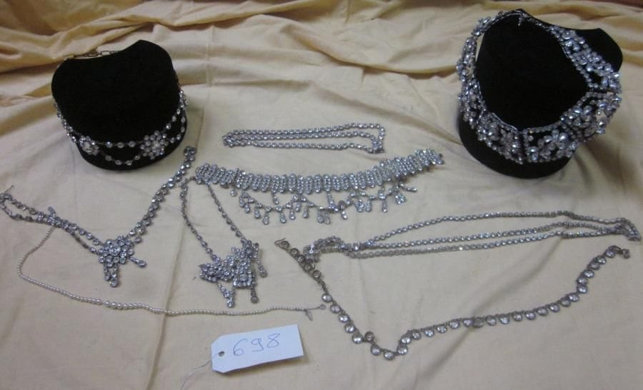 Neuf colliers pour femme, style XVIIIe-XXe. Matières: métal et strass?