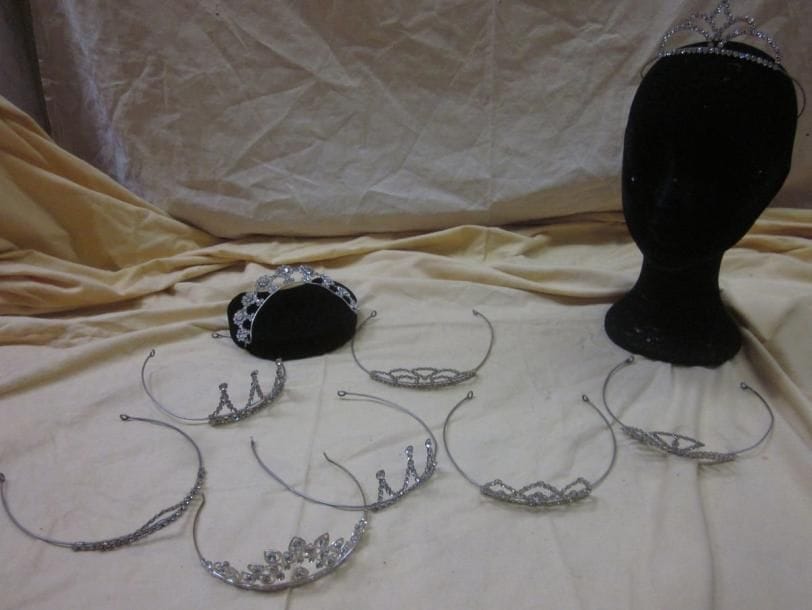 Neuf tiares en strass pour femme, style XIXe-XXe. Matière: métal.
