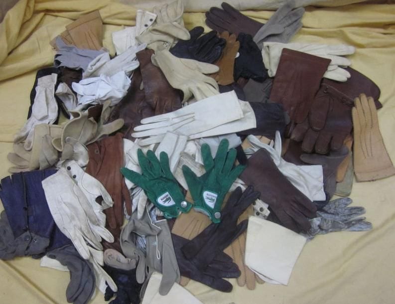 Un lot de paires de gants pour homme, style divers. Matières: cuir, peau et tissus.