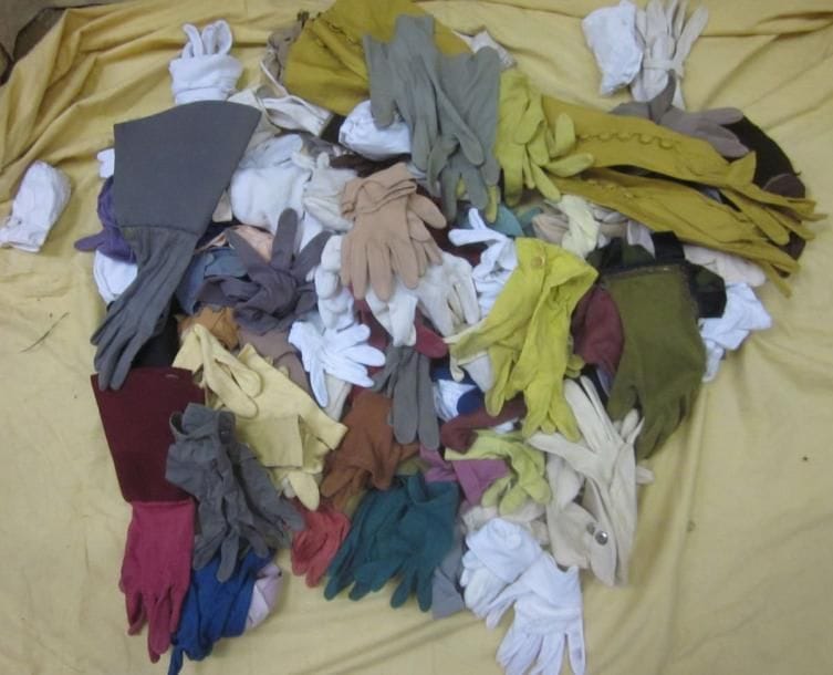 Un lot de paires de gants en tissu pour homme, style divers.