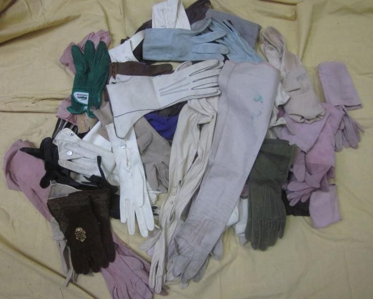 Un lot de paires de gants pour femme, style divers. Matière: peau.