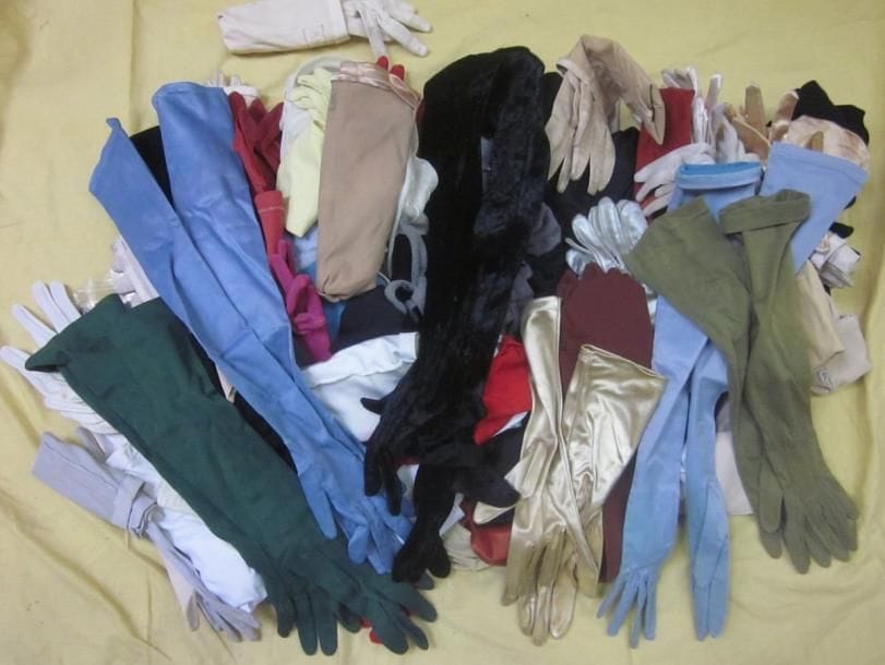 Un lot de paires de gants longs pour femme, style divers. Matières: synthétique et tissus.