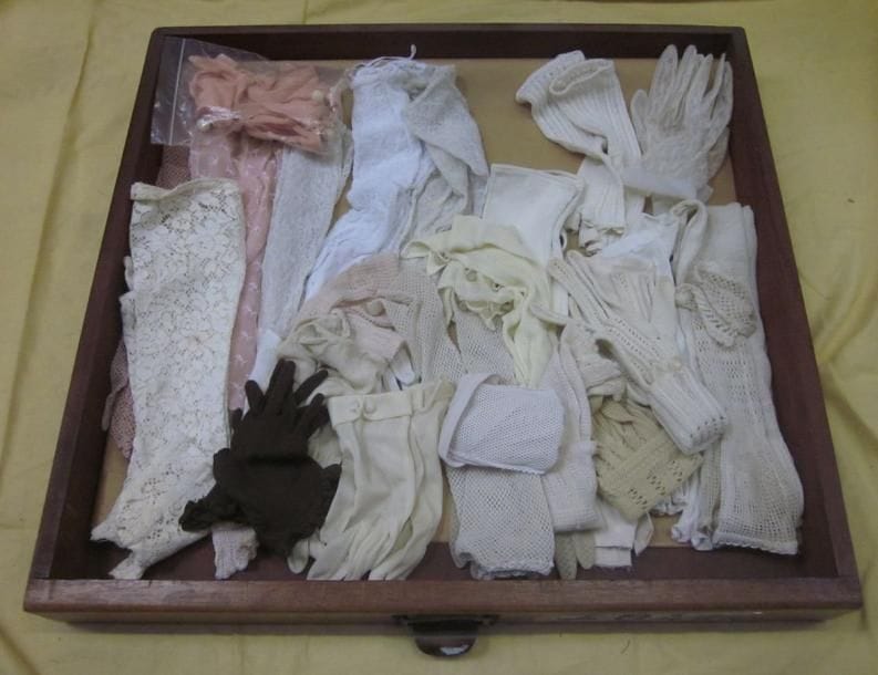 Un lot de paires de gants courts pour femme, style divers. Matières: coton, dentelle et synthétique.