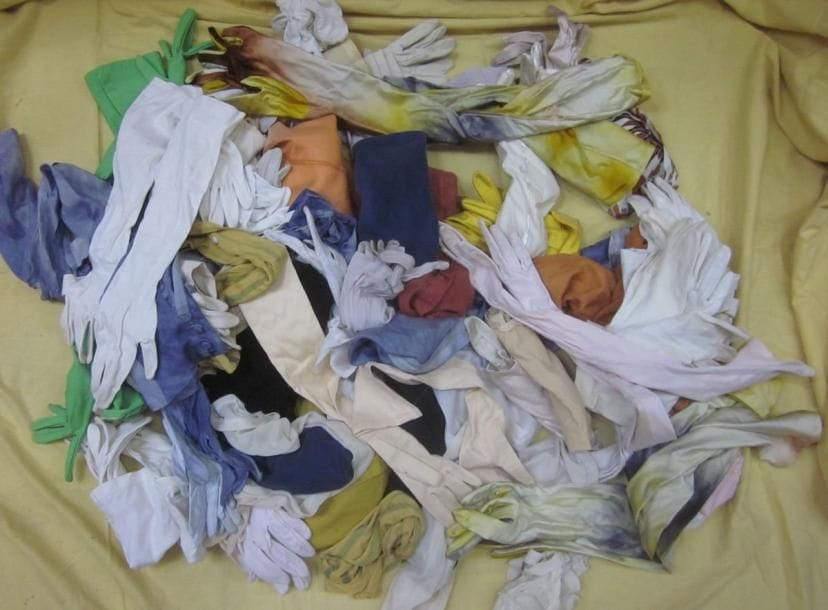 Un lot de paires de gants longs pour femme, style divers. Matières: synthétique et tissus.
