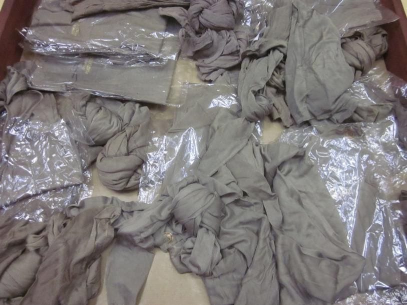 Un lot de paires de bas de soie militaire pour femme.