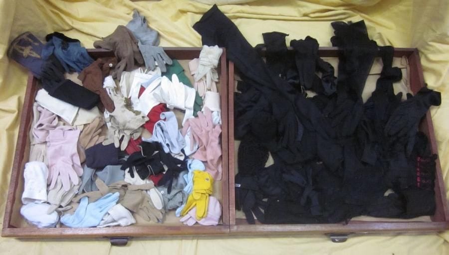 Un lot de paires de gants courts en synthétique pour femme, style divers.